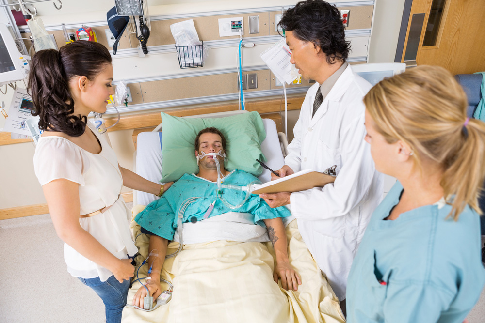 病人使用呼吸机，家人和医护人员围在旁边