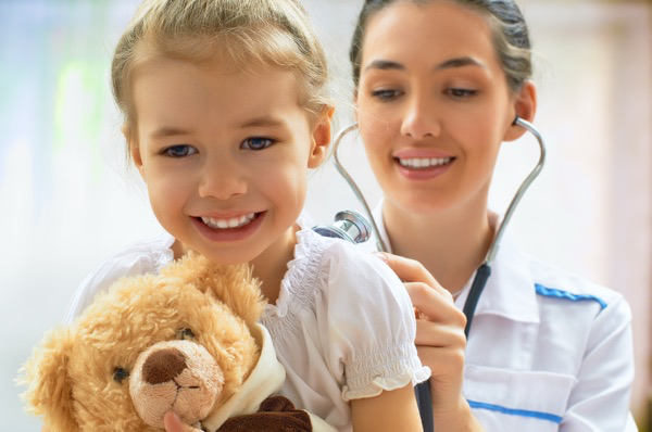 儿科医生和孩子在体检时微笑