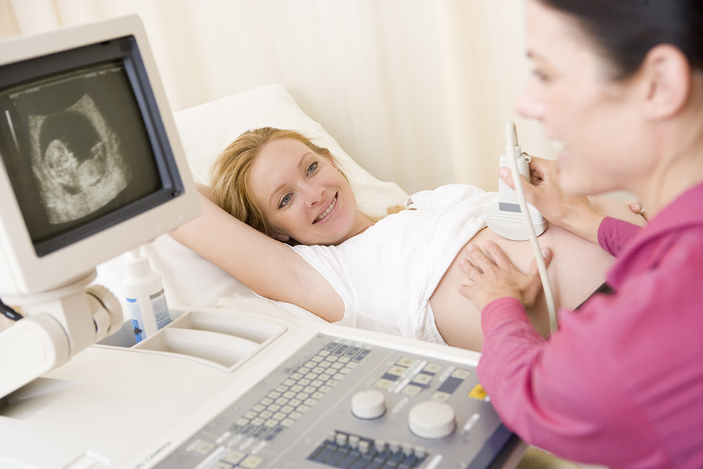 女性接受超声波检查